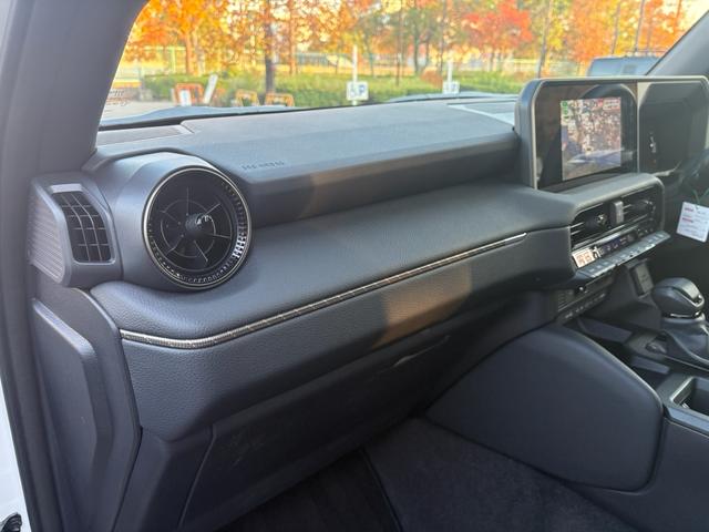 ランドクルーザー２５０ ＶＸファーストエディション　前目ヘッドランプ　モデリスタ２０インチアルミ　モデリスタパッケージ　オーバーフェンダー　リヤスポイラー　シグネットイルミブレード　フェンダーガーニッシュ　ＬＥＤフォグ黄色　全周囲カメラ　置くだけ充電（65枚目）