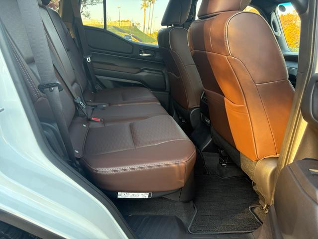 ランドクルーザー２５０ ＶＸファーストエディション　前目ヘッドランプ　モデリスタ２０インチアルミ　モデリスタパッケージ　オーバーフェンダー　リヤスポイラー　シグネットイルミブレード　フェンダーガーニッシュ　ＬＥＤフォグ黄色　全周囲カメラ　置くだけ充電（69枚目）