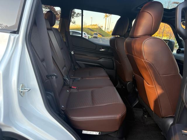 ランドクルーザー２５０ ＶＸファーストエディション　前目ヘッドランプ　モデリスタ２０インチアルミ　モデリスタパッケージ　オーバーフェンダー　リヤスポイラー　シグネットイルミブレード　フェンダーガーニッシュ　ＬＥＤフォグ黄色　全周囲カメラ　置くだけ充電（70枚目）