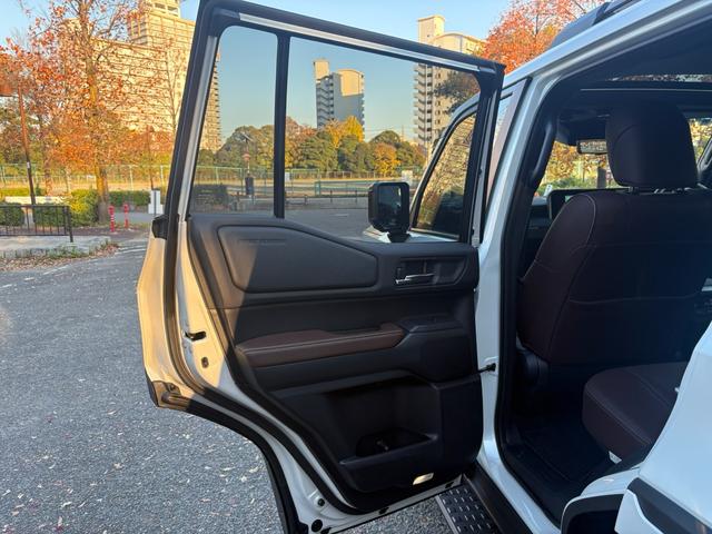 ランドクルーザー２５０ ＶＸファーストエディション　前目ヘッドランプ　モデリスタ２０インチアルミ　モデリスタパッケージ　オーバーフェンダー　リヤスポイラー　シグネットイルミブレード　フェンダーガーニッシュ　ＬＥＤフォグ黄色　全周囲カメラ　置くだけ充電（71枚目）