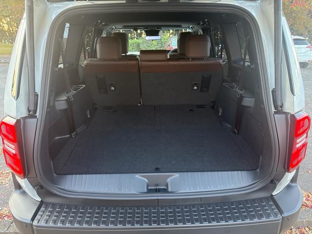 ランドクルーザー２５０ ＶＸファーストエディション　前目ヘッドランプ　モデリスタ２０インチアルミ　モデリスタパッケージ　オーバーフェンダー　リヤスポイラー　シグネットイルミブレード　フェンダーガーニッシュ　ＬＥＤフォグ黄色　全周囲カメラ　置くだけ充電（75枚目）