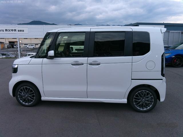 Ｎ－ＢＯＸカスタム ターボ　届出済未使用車　Ｈｏｎｄａ　ＳＥＮＳＩＮＧ　両側電動スライドドア　オートリトラミラー　パドルシフト　本革巻ステアリングホイール　運転席・助手席シートヒーター　１５インチアルミホイール（8枚目）