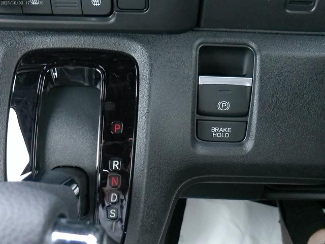 Ｎ－ＢＯＸカスタム ターボ　届出済未使用車　Ｈｏｎｄａ　ＳＥＮＳＩＮＧ　両側電動スライドドア　オートリトラミラー　パドルシフト　本革巻ステアリングホイール　運転席・助手席シートヒーター　１５インチアルミホイール（15枚目）