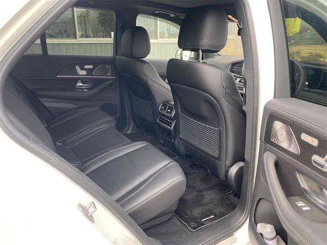 リアシートは広々としており、膝周りも圧迫感もないのでゆったりとした時間をお過ごし頂けます！