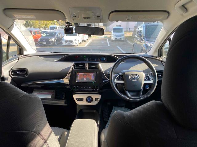 プリウス Ｓ　ドライブレコーダー　バックカメラ　ＴＶ　アルミホイール　オートライト　ＬＥＤヘッドランプ　ＣＶＴ　スマートキー　アイドリングストップ　盗難防止システム　記録簿　衝突安全ボディ　ＡＢＳ　ＥＳＣ　エアコン（2枚目）