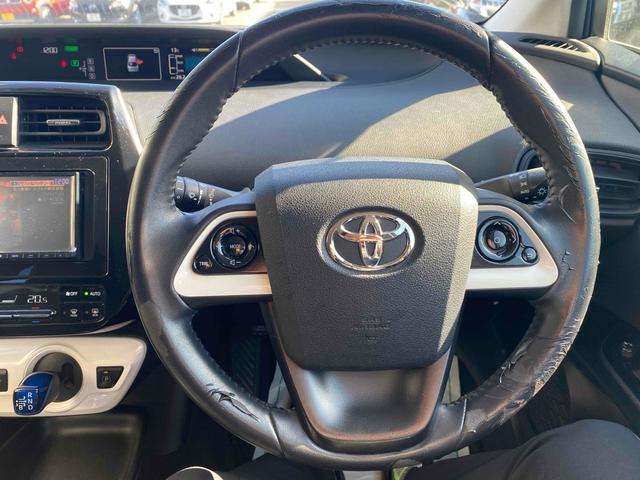 プリウス Ｓ　ドライブレコーダー　バックカメラ　ＴＶ　アルミホイール　オートライト　ＬＥＤヘッドランプ　ＣＶＴ　スマートキー　アイドリングストップ　盗難防止システム　記録簿　衝突安全ボディ　ＡＢＳ　ＥＳＣ　エアコン（3枚目）
