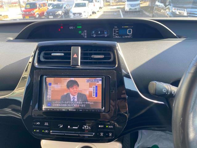 プリウス Ｓ　ドライブレコーダー　バックカメラ　ＴＶ　アルミホイール　オートライト　ＬＥＤヘッドランプ　ＣＶＴ　スマートキー　アイドリングストップ　盗難防止システム　記録簿　衝突安全ボディ　ＡＢＳ　ＥＳＣ　エアコン（4枚目）