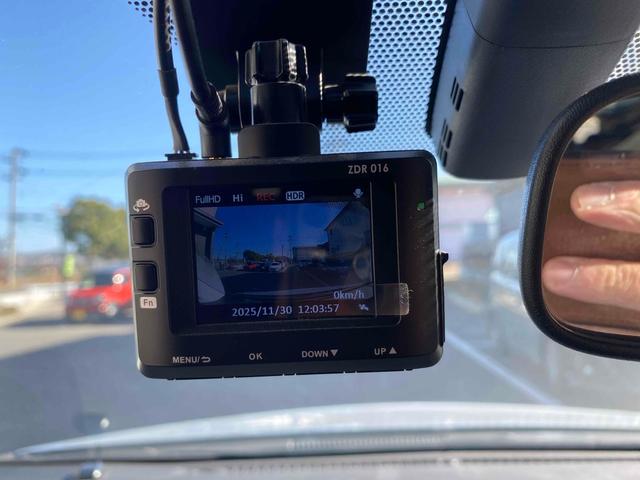 プリウス Ｓ　ドライブレコーダー　バックカメラ　ＴＶ　アルミホイール　オートライト　ＬＥＤヘッドランプ　ＣＶＴ　スマートキー　アイドリングストップ　盗難防止システム　記録簿　衝突安全ボディ　ＡＢＳ　ＥＳＣ　エアコン（5枚目）