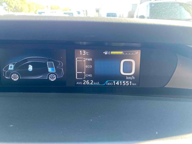 プリウス Ｓ　ドライブレコーダー　バックカメラ　ＴＶ　アルミホイール　オートライト　ＬＥＤヘッドランプ　ＣＶＴ　スマートキー　アイドリングストップ　盗難防止システム　記録簿　衝突安全ボディ　ＡＢＳ　ＥＳＣ　エアコン（6枚目）