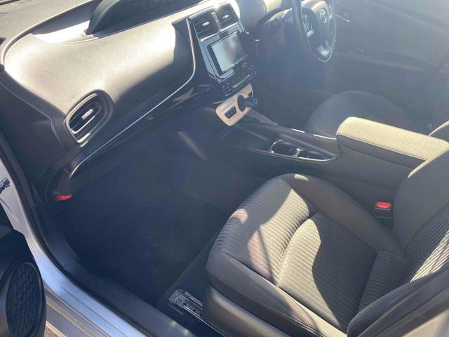 プリウス Ｓ　ドライブレコーダー　バックカメラ　ＴＶ　アルミホイール　オートライト　ＬＥＤヘッドランプ　ＣＶＴ　スマートキー　アイドリングストップ　盗難防止システム　記録簿　衝突安全ボディ　ＡＢＳ　ＥＳＣ　エアコン（9枚目）
