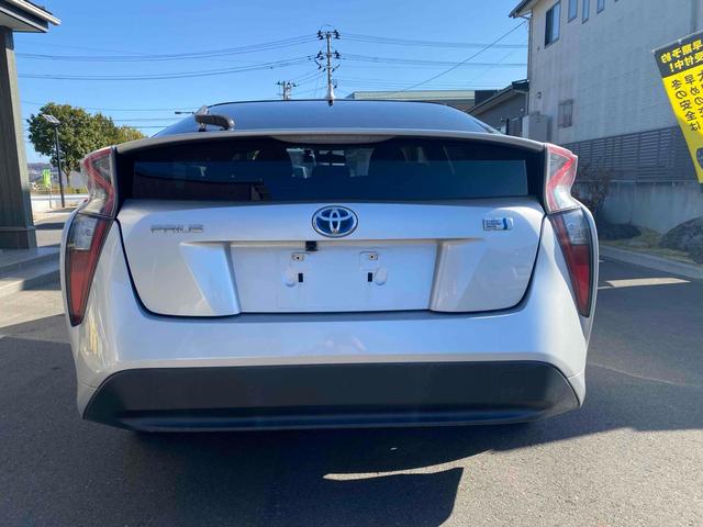 プリウス Ｓ　ドライブレコーダー　バックカメラ　ＴＶ　アルミホイール　オートライト　ＬＥＤヘッドランプ　ＣＶＴ　スマートキー　アイドリングストップ　盗難防止システム　記録簿　衝突安全ボディ　ＡＢＳ　ＥＳＣ　エアコン（15枚目）