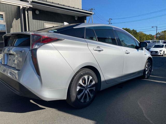 プリウス Ｓ　ドライブレコーダー　バックカメラ　ＴＶ　アルミホイール　オートライト　ＬＥＤヘッドランプ　ＣＶＴ　スマートキー　アイドリングストップ　盗難防止システム　記録簿　衝突安全ボディ　ＡＢＳ　ＥＳＣ　エアコン（16枚目）