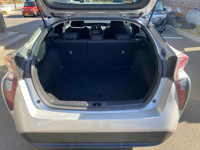 プリウス Ｓ　ドライブレコーダー　バックカメラ　ＴＶ　アルミホイール　オートライト　ＬＥＤヘッドランプ　ＣＶＴ　スマートキー　アイドリングストップ　盗難防止システム　記録簿　衝突安全ボディ　ＡＢＳ　ＥＳＣ　エアコン（17枚目）