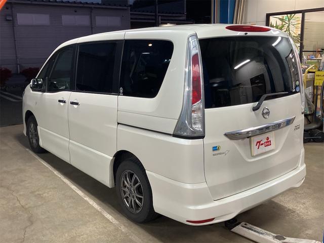 セレナ ハイウェイスター　Ｗエアコン　運転席エアバッグ　フルフラットシート　クルーズコントロール　横滑り防止システム　ナビ＆フルセグＴＶ　盗難防止装置　ウォークスルー　後席モニター　インテリジェントキ－（8枚目）