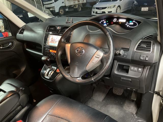 セレナ ハイウェイスター　Ｗエアコン　運転席エアバッグ　フルフラットシート　クルーズコントロール　横滑り防止システム　ナビ＆フルセグＴＶ　盗難防止装置　ウォークスルー　後席モニター　インテリジェントキ－（11枚目）