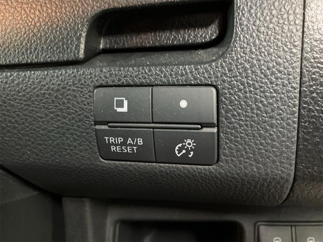 セレナ ハイウェイスター　Ｗエアコン　運転席エアバッグ　フルフラットシート　クルーズコントロール　横滑り防止システム　ナビ＆フルセグＴＶ　盗難防止装置　ウォークスルー　後席モニター　インテリジェントキ－（24枚目）