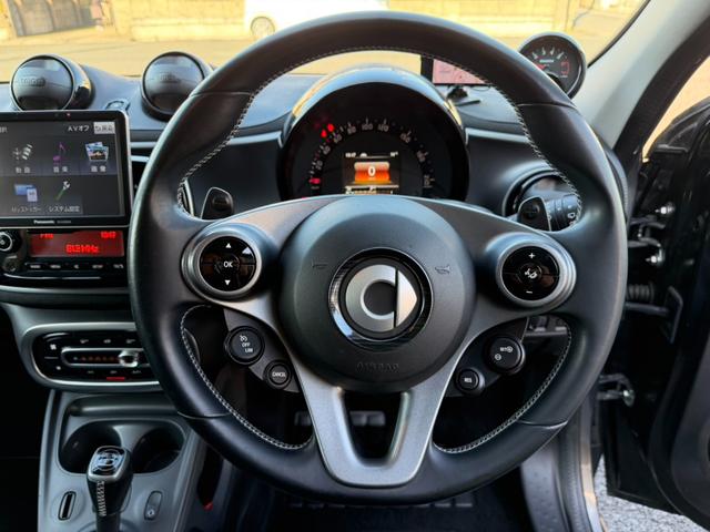 スマートフォーフォー ＢＲＡＢＵＳ　エクスクルーシブ　社外車高調・ナビ・バックカメラ・Ｂｌｕｅｔｏｏｔｈ・ドラレコ・パノラマミックガラスルーフ・衝突警告・レーンキープアシスト・コーナーセンサー・シートヒーター・黒革・ＥＴＣ・１７インチホイール・（8枚目）