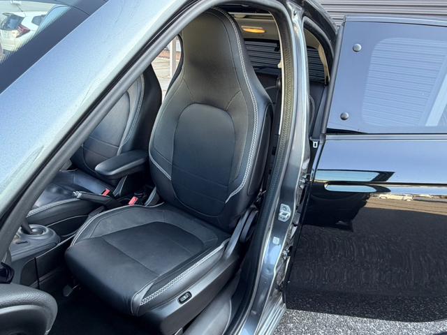スマートフォーフォー ＢＲＡＢＵＳ　エクスクルーシブ　社外車高調・ナビ・バックカメラ・Ｂｌｕｅｔｏｏｔｈ・ドラレコ・パノラマミックガラスルーフ・衝突警告・レーンキープアシスト・コーナーセンサー・シートヒーター・黒革・ＥＴＣ・１７インチホイール・（14枚目）