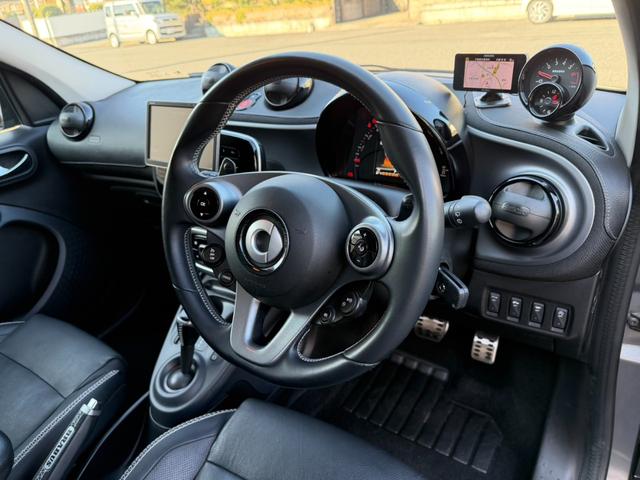 スマートフォーフォー ＢＲＡＢＵＳ　エクスクルーシブ　社外車高調・ナビ・バックカメラ・Ｂｌｕｅｔｏｏｔｈ・ドラレコ・パノラマミックガラスルーフ・衝突警告・レーンキープアシスト・コーナーセンサー・シートヒーター・黒革・ＥＴＣ・１７インチホイール・（26枚目）