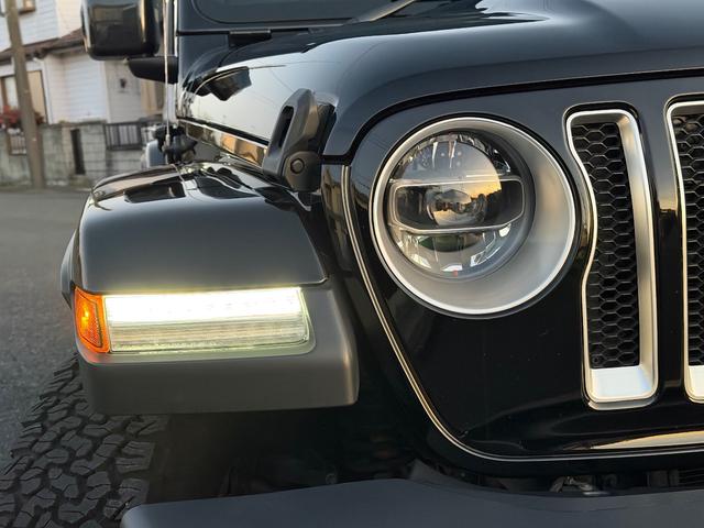 ジープ・ラングラーアンリミテッド サハラ　ＬＥＤヘッドライト　ＸＴＲＥＭＥ－Ｊ１７インチホイール・ＡＣＣ・Ａｐｐｌｅ　ｃａｒ　ｐｌａｙ　ナビ・ＴＶ・Ｂカメラ・フロントカメラ・サイドカメラ・ユーザー買取車・アルパインスピーカー・シートヒーター（4枚目）