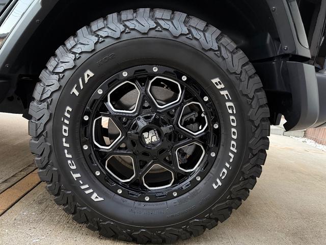 ジープ・ラングラーアンリミテッド サハラ　ＬＥＤヘッドライト　ＸＴＲＥＭＥ－Ｊ１７インチホイール・ＡＣＣ・Ａｐｐｌｅ　ｃａｒ　ｐｌａｙ　ナビ・ＴＶ・Ｂカメラ・フロントカメラ・サイドカメラ・ユーザー買取車・アルパインスピーカー・シートヒーター（6枚目）