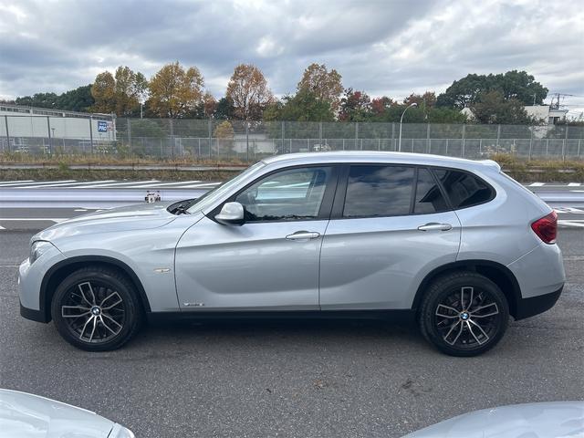 X1 sDrive 18i HIDヘッドライト 前後新品タイヤ オイル交換済み 社外ナビゲーション ETC バックカメラ ドライブレコーダー 純正17インチブラックポリッシュアルミホイール プッシュスタート 禁煙車(4枚目)