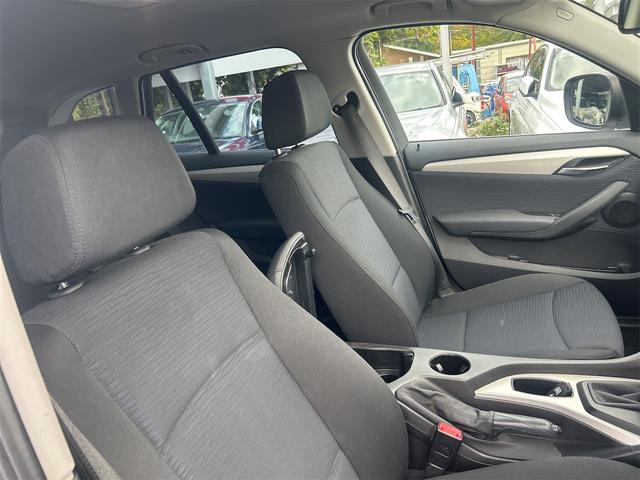 X1 sDrive 18i HIDヘッドライト 前後新品タイヤ オイル交換済み 社外ナビゲーション ETC バックカメラ ドライブレコーダー 純正17インチブラックポリッシュアルミホイール プッシュスタート 禁煙車(10枚目)