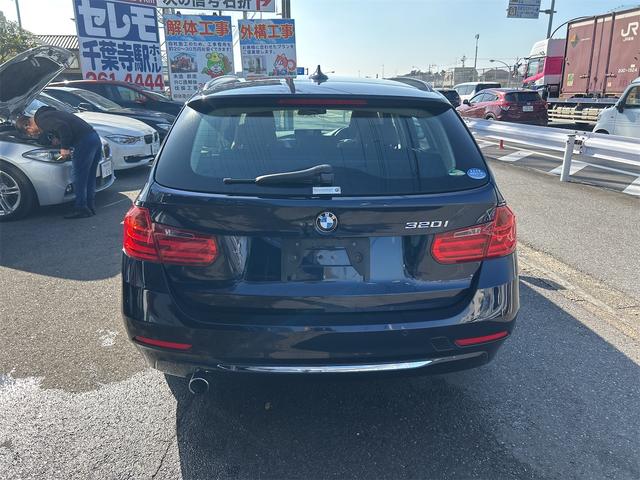 ３シリーズ ３２０ｉツーリング　ポリマーコート済み　ＨＩＤ　ＬＥＤポジション　純正ＨＤＤナビゲーション　ＥＴＣ　バックカメラ　メモリー付き本革パワーシート　シートＨ　プッシュスタート　レグノタイヤ　純正アルミ　禁煙車　スペアキーあり（6枚目）