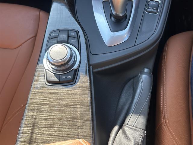 ３シリーズ ３２０ｉツーリング　ポリマーコート済み　ＨＩＤ　ＬＥＤポジション　純正ＨＤＤナビゲーション　ＥＴＣ　バックカメラ　メモリー付き本革パワーシート　シートＨ　プッシュスタート　レグノタイヤ　純正アルミ　禁煙車　スペアキーあり（14枚目）