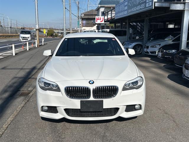 走行距離２．３万キロの５２３Ｍスポーツの入庫です。人気のホワイトで２リッターターボエンジンは走る喜びそのものです♪