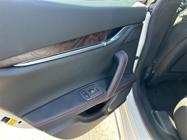 ギブリ ベースグレード　ＨＩＤ　ＬＥＤポジション　純正ナビ　ＥＴＣ　バックカメラ　Ｐソナー　パドルＳ　本革シート　シートＨ　　ＳＲ　ＷＡＬＤブラックバイソンエアロキットＦ・Ｓ・Ｒ　Ｐスタート　Ｉストップ　１９インチＡＷ（32枚目）