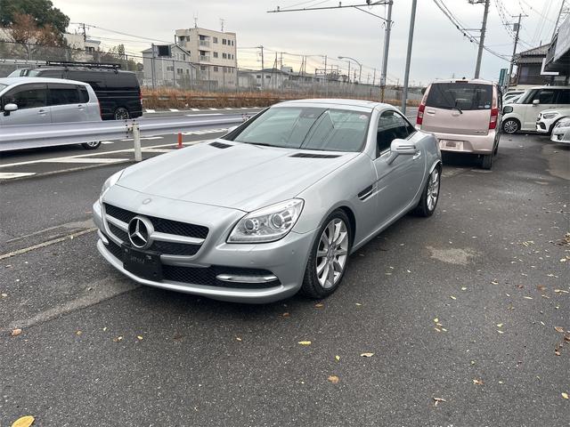 ＳＬＫ 　ＨＩＤヘッドライト　ＬＥＤポジション　純正ＨＤＤナビゲーション　ＥＴＣ　　パークトロ二クス　本革シート　シートヒーター　純正１７インチＡＷ　Ｐシフト　Ｐスタート　カーボンリップ　禁煙車（3枚目）