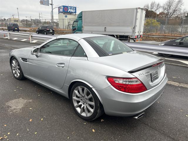 ＳＬＫ 　ＨＩＤヘッドライト　ＬＥＤポジション　純正ＨＤＤナビゲーション　ＥＴＣ　　パークトロ二クス　本革シート　シートヒーター　純正１７インチＡＷ　Ｐシフト　Ｐスタート　カーボンリップ　禁煙車（5枚目）