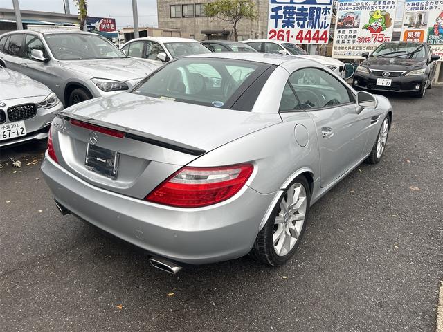 ＳＬＫ 　ＨＩＤヘッドライト　ＬＥＤポジション　純正ＨＤＤナビゲーション　ＥＴＣ　　パークトロ二クス　本革シート　シートヒーター　純正１７インチＡＷ　Ｐシフト　Ｐスタート　カーボンリップ　禁煙車（7枚目）