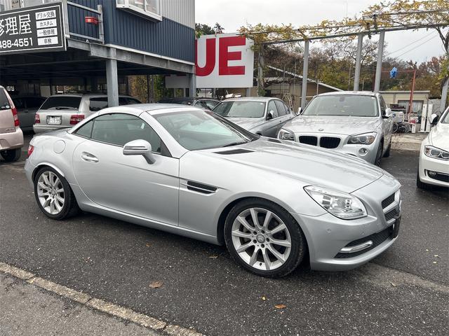 ＳＬＫ 　ＨＩＤヘッドライト　ＬＥＤポジション　純正ＨＤＤナビゲーション　ＥＴＣ　　パークトロ二クス　本革シート　シートヒーター　純正１７インチＡＷ　Ｐシフト　Ｐスタート　カーボンリップ　禁煙車（9枚目）