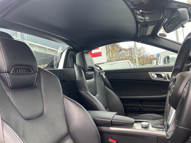 ＳＬＫ 　ＨＩＤヘッドライト　ＬＥＤポジション　純正ＨＤＤナビゲーション　ＥＴＣ　　パークトロ二クス　本革シート　シートヒーター　純正１７インチＡＷ　Ｐシフト　Ｐスタート　カーボンリップ　禁煙車（13枚目）