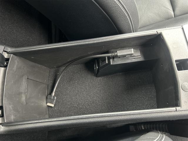 ＳＬＫ 　ＨＩＤヘッドライト　ＬＥＤポジション　純正ＨＤＤナビゲーション　ＥＴＣ　　パークトロ二クス　本革シート　シートヒーター　純正１７インチＡＷ　Ｐシフト　Ｐスタート　カーボンリップ　禁煙車（15枚目）