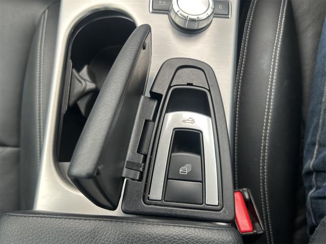 ＳＬＫ 　ＨＩＤヘッドライト　ＬＥＤポジション　純正ＨＤＤナビゲーション　ＥＴＣ　　パークトロ二クス　本革シート　シートヒーター　純正１７インチＡＷ　Ｐシフト　Ｐスタート　カーボンリップ　禁煙車（17枚目）