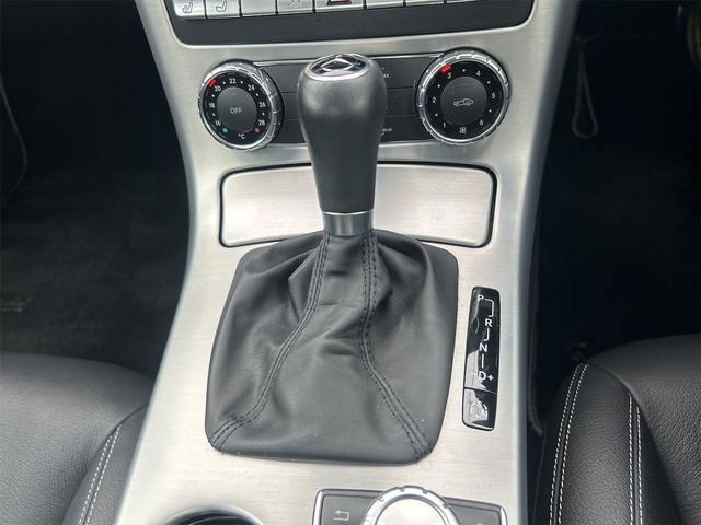 ＳＬＫ 　ＨＩＤヘッドライト　ＬＥＤポジション　純正ＨＤＤナビゲーション　ＥＴＣ　　パークトロ二クス　本革シート　シートヒーター　純正１７インチＡＷ　Ｐシフト　Ｐスタート　カーボンリップ　禁煙車（18枚目）