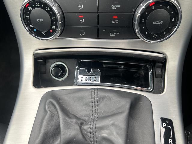 ＳＬＫ 　ＨＩＤヘッドライト　ＬＥＤポジション　純正ＨＤＤナビゲーション　ＥＴＣ　　パークトロ二クス　本革シート　シートヒーター　純正１７インチＡＷ　Ｐシフト　Ｐスタート　カーボンリップ　禁煙車（19枚目）