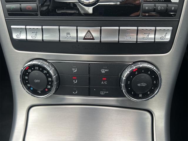 ＳＬＫ 　ＨＩＤヘッドライト　ＬＥＤポジション　純正ＨＤＤナビゲーション　ＥＴＣ　　パークトロ二クス　本革シート　シートヒーター　純正１７インチＡＷ　Ｐシフト　Ｐスタート　カーボンリップ　禁煙車（20枚目）