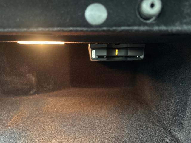 ＳＬＫ 　ＨＩＤヘッドライト　ＬＥＤポジション　純正ＨＤＤナビゲーション　ＥＴＣ　　パークトロ二クス　本革シート　シートヒーター　純正１７インチＡＷ　Ｐシフト　Ｐスタート　カーボンリップ　禁煙車（25枚目）