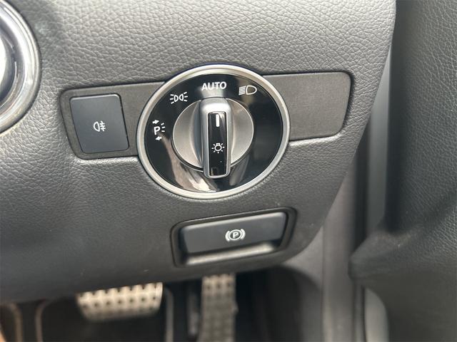ＳＬＫ 　ＨＩＤヘッドライト　ＬＥＤポジション　純正ＨＤＤナビゲーション　ＥＴＣ　　パークトロ二クス　本革シート　シートヒーター　純正１７インチＡＷ　Ｐシフト　Ｐスタート　カーボンリップ　禁煙車（31枚目）