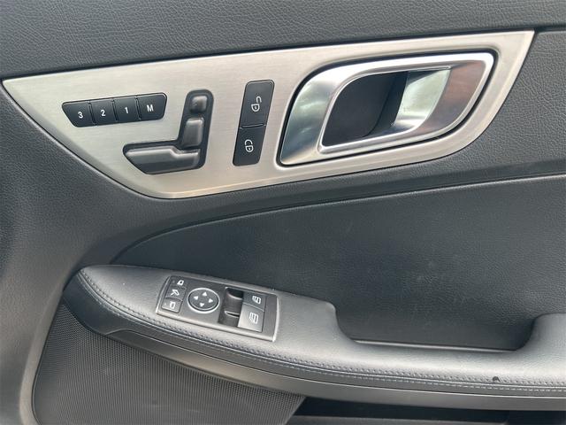 ＳＬＫ 　ＨＩＤヘッドライト　ＬＥＤポジション　純正ＨＤＤナビゲーション　ＥＴＣ　　パークトロ二クス　本革シート　シートヒーター　純正１７インチＡＷ　Ｐシフト　Ｐスタート　カーボンリップ　禁煙車（32枚目）