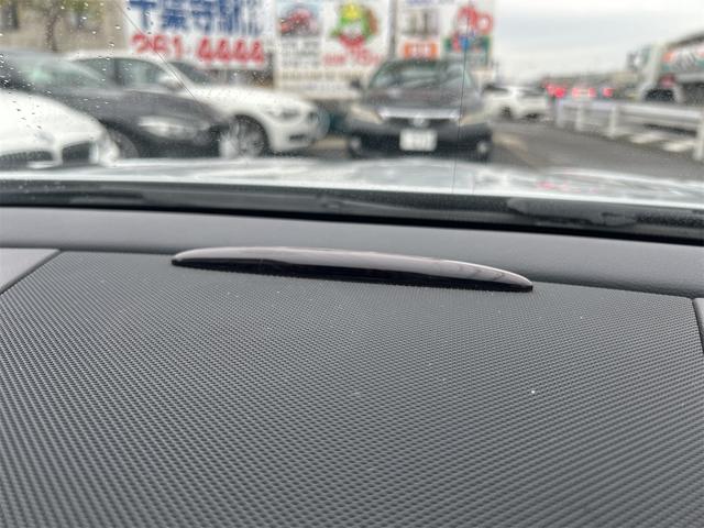 ＳＬＫ 　ＨＩＤヘッドライト　ＬＥＤポジション　純正ＨＤＤナビゲーション　ＥＴＣ　　パークトロ二クス　本革シート　シートヒーター　純正１７インチＡＷ　Ｐシフト　Ｐスタート　カーボンリップ　禁煙車（34枚目）