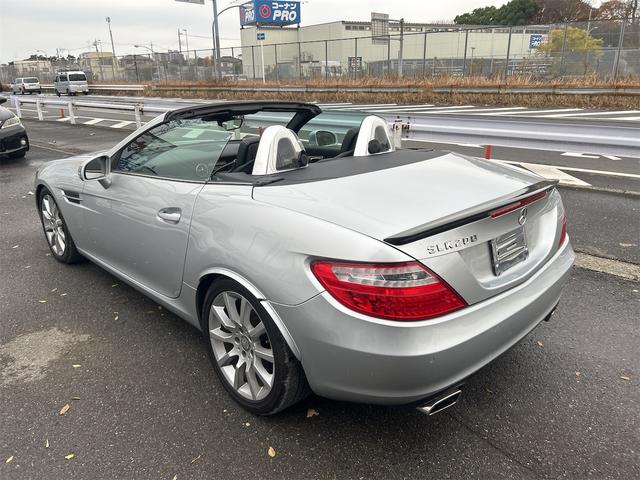 ＳＬＫ 　ＨＩＤヘッドライト　ＬＥＤポジション　純正ＨＤＤナビゲーション　ＥＴＣ　　パークトロ二クス　本革シート　シートヒーター　純正１７インチＡＷ　Ｐシフト　Ｐスタート　カーボンリップ　禁煙車（39枚目）