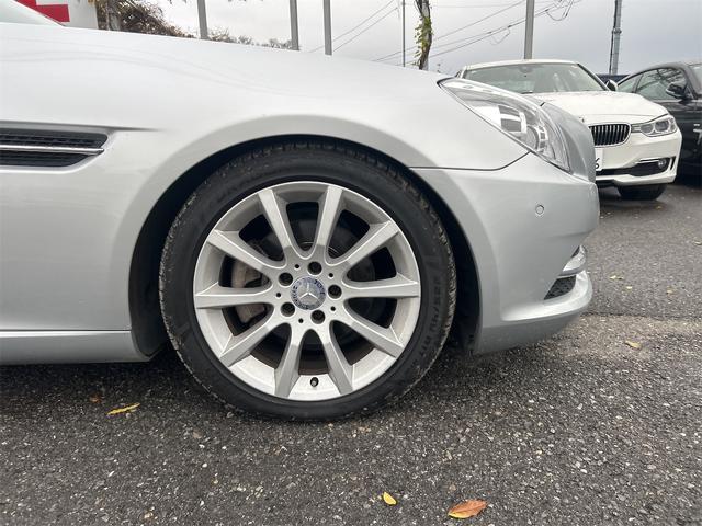 ＳＬＫ 　ＨＩＤヘッドライト　ＬＥＤポジション　純正ＨＤＤナビゲーション　ＥＴＣ　　パークトロ二クス　本革シート　シートヒーター　純正１７インチＡＷ　Ｐシフト　Ｐスタート　カーボンリップ　禁煙車（51枚目）