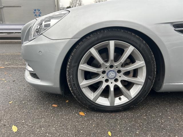 ＳＬＫ 　ＨＩＤヘッドライト　ＬＥＤポジション　純正ＨＤＤナビゲーション　ＥＴＣ　　パークトロ二クス　本革シート　シートヒーター　純正１７インチＡＷ　Ｐシフト　Ｐスタート　カーボンリップ　禁煙車（52枚目）