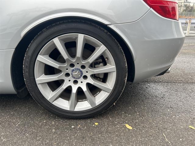 ＳＬＫ 　ＨＩＤヘッドライト　ＬＥＤポジション　純正ＨＤＤナビゲーション　ＥＴＣ　　パークトロ二クス　本革シート　シートヒーター　純正１７インチＡＷ　Ｐシフト　Ｐスタート　カーボンリップ　禁煙車（53枚目）