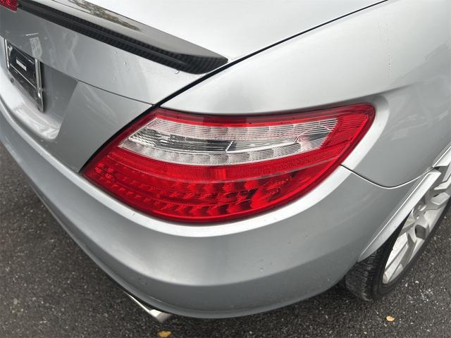 ＳＬＫ 　ＨＩＤヘッドライト　ＬＥＤポジション　純正ＨＤＤナビゲーション　ＥＴＣ　　パークトロ二クス　本革シート　シートヒーター　純正１７インチＡＷ　Ｐシフト　Ｐスタート　カーボンリップ　禁煙車（55枚目）